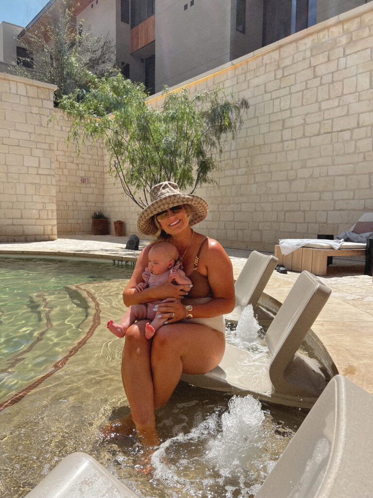 Cute Amazon swimsit look / vacation outfit ideas, poolside look